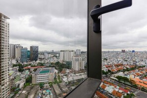 Blick auf die Stadtlandschaft von einem Hochhaus bei blauem Himmel.