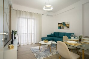 TV - Liv`s Apartment by Tok (Durrës)