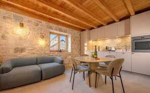 Casa Deluxe, vista a la ciudad | Cocina privada | Refrigerador con congelador, horno, parrilla de estufa y lavavajillas 