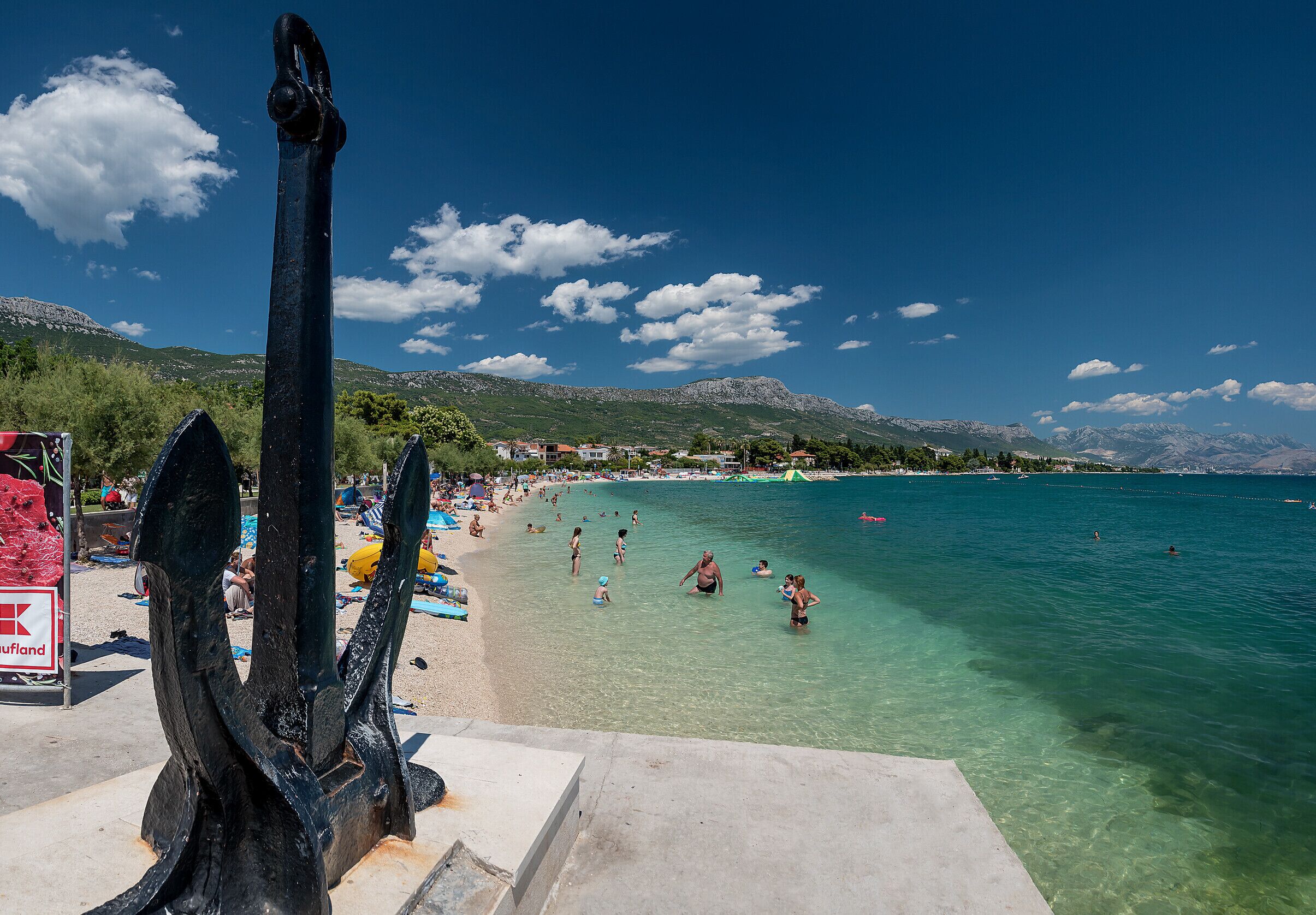 Una spiaggia nelle vicinanze, sabbia bianca, teli da spiaggia