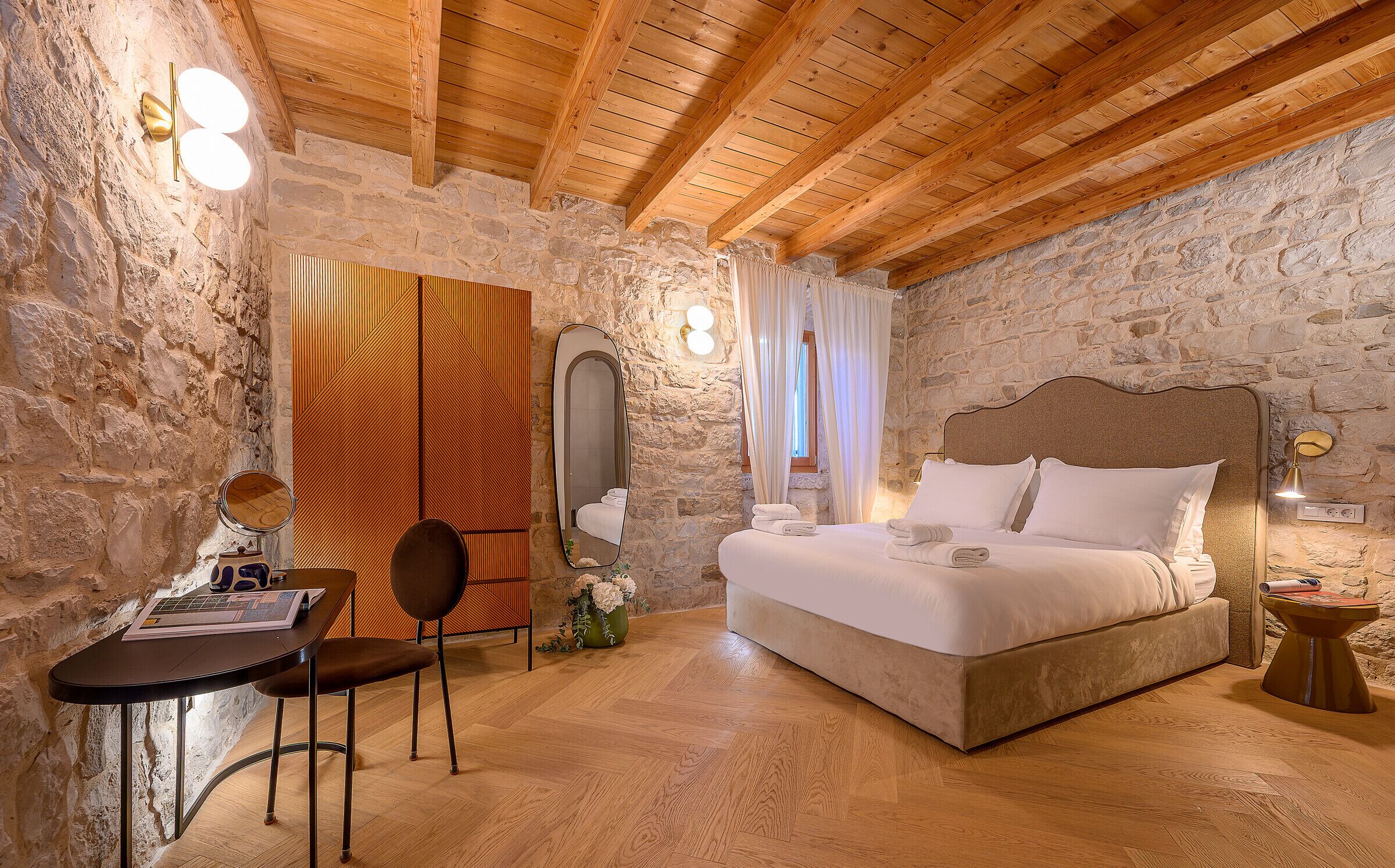 Deluxe House, City View | Egyptian cotton sheets, premium bedding, individually decorated