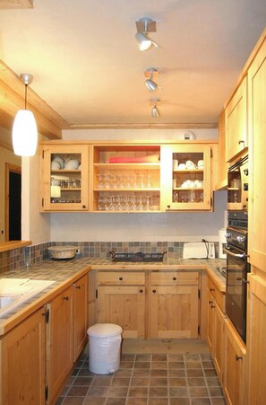 Apartment | Private kitchen - Alpine Apartment With Beautiful Views (Les Deux Alpes)