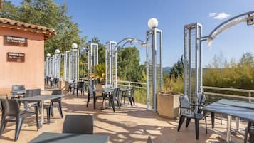 Apartment | Outdoor dining