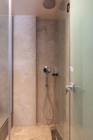 Dusche, Haartrockner, Handtücher, Seife