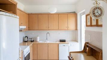 Kühlschrank, Ofen, Herdplatte, Wasserkocher mit Kaffee-/Teezubehör