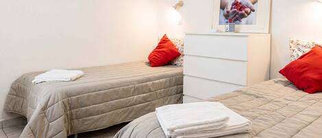 2 habitaciones, tabla de planchar con plancha, cuna de viaje y wifi