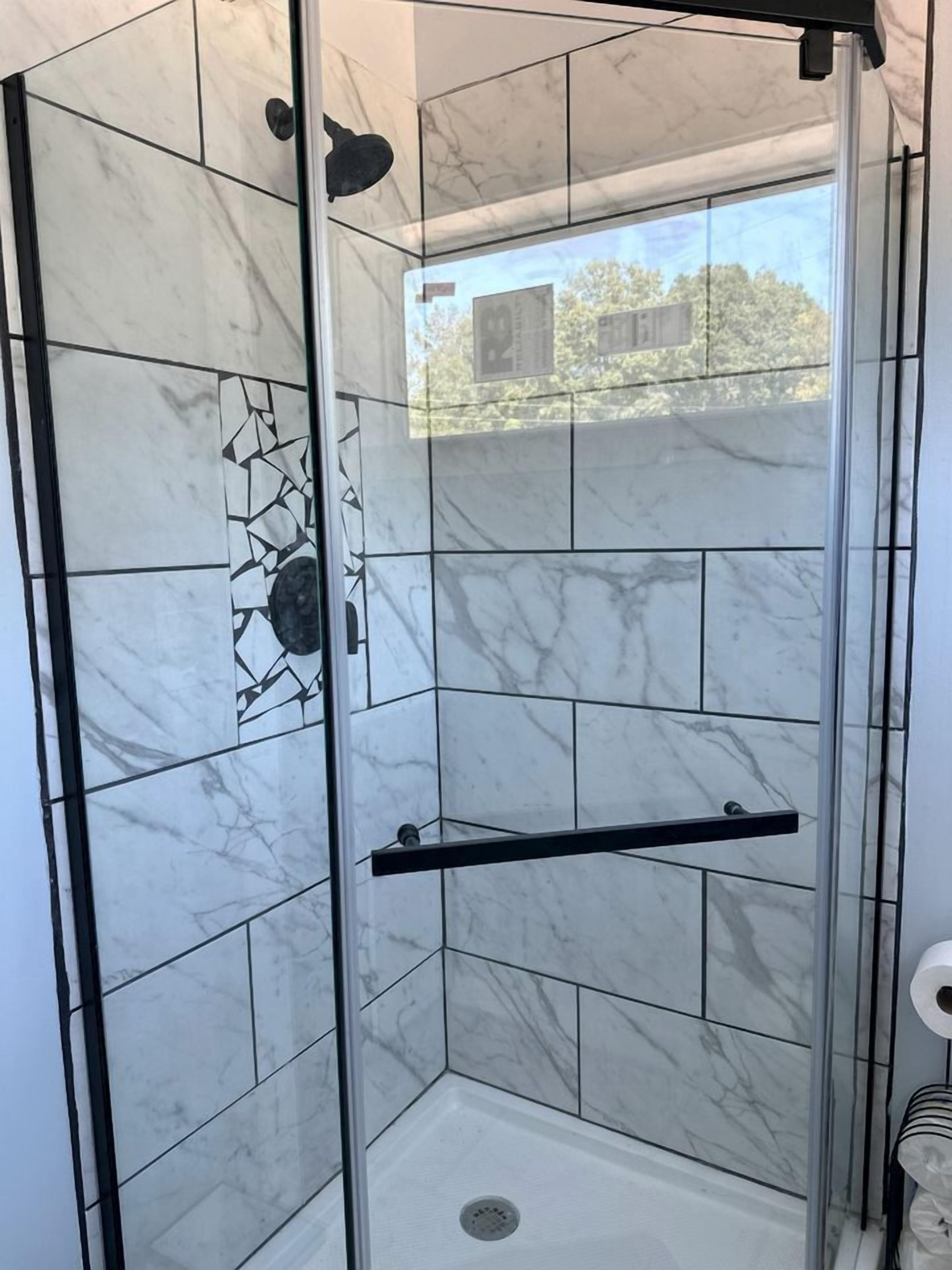 Toallas, jabón, shampoo, papel de baño 