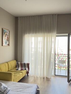 TV - Rose`s Studio by Tok Apartments (Durrës)
