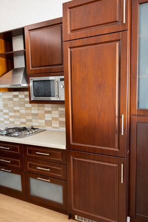 Fridge, oven, stovetop, cookware/dishes/utensils - Rose`s Studio by Tok Apartments (Durrës)