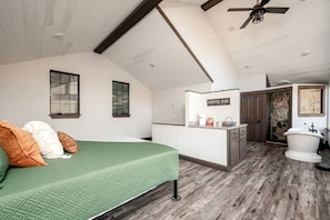 3 bedrooms, in-room safe, iron/ironing board, WiFi