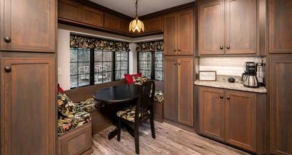 Riverside Luxury: Fully Equipped Cabin with Outstanding Views in Emlenton, PA