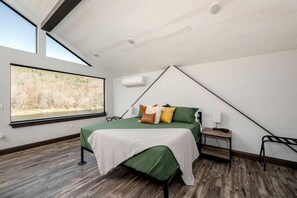 Room - Riverside Luxury: Fully Equipped Cabin with Outstanding Views in Emlenton, PA (Emlenton)