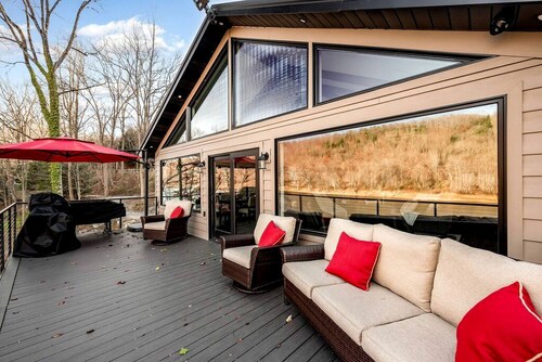Riverside Luxury: Fully Equipped Cabin with Outstanding Views in Emlenton, PA