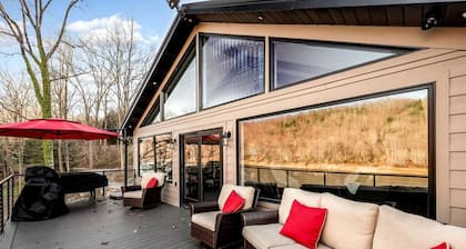 Riverside Luxury: Fully Equipped Cabin with Outstanding Views in Emlenton, PA