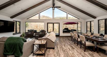 Riverside Luxury: Fully Equipped Cabin with Outstanding Views in Emlenton, PA
