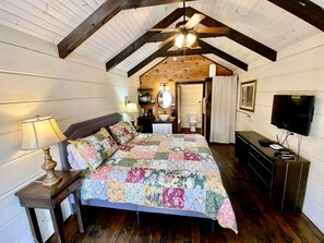 1 bedroom, iron/ironing board, WiFi, bed sheets - Rustic Charm in Sevierville, Perfect for Tiny House Glamping in Tennessee (Sevierville)