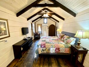 1 bedroom, iron/ironing board, WiFi, bed sheets - Rustic Charm in Sevierville, Perfect for Tiny House Glamping in Tennessee (Sevierville)