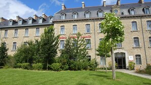 A stone building with multiple windows and a central entrance. - 2-room Dinan Flat for 4 (Dinan)