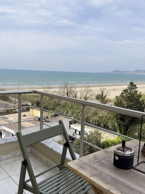 A balcony with a view of the beach and ocean. - Tiara Beach Apartment (Durrës)