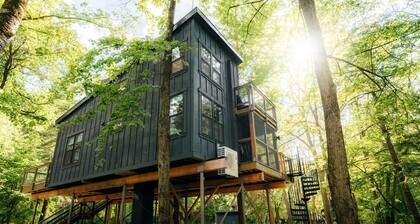 Spacious Tree House near Starved Rock and Buffalo Rock State Parks, Perfect for a Family Glamping Getaway
