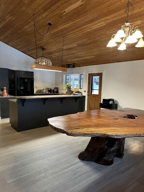 Wasserkocher mit Kaffee-/Teezubehör, Kühlschrank, Mikrowelle, Ofen