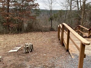 Un pont en bois menant à un bâtiment administratif du parc.