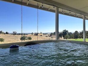 Un jacuzzi con vistas despejadas del paisaje.