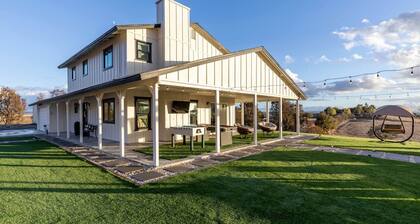 Heavenly Vacation Retreat with Sweeping Vineyard Views near Paso Robles Wineries in California