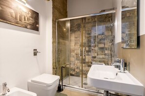 Shower, bidet, shampoo - The little house Valverde By DomuSicily (Palermo)