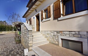 Exterior detail - Relaxing retreat with covered terrace and pool (Fiorini)