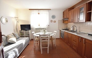 TV - Relaxing retreat with covered terrace and pool (Fiorini)
