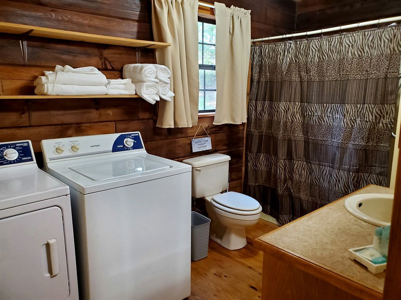 Secadora de cabello, toallas, jabón, shampoo 