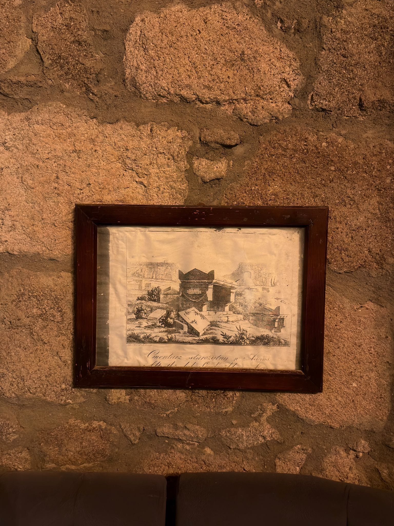 Una fotografía histórica enmarco sobre una pared con textura.