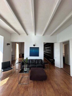 TV, fireplace, offices - Valletta Postcard Penthouse (Il-Belt Valletta)