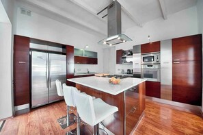 Fridge, microwave, oven, stovetop - Valletta Postcard Penthouse (Il-Belt Valletta)