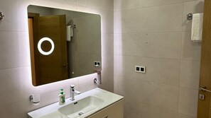 Hair dryer, towels, soap, toilet paper - Luxury apartment in Tetouan near the medina (tetouan)