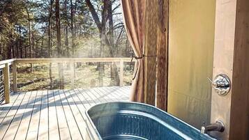 Outdoor spa tub