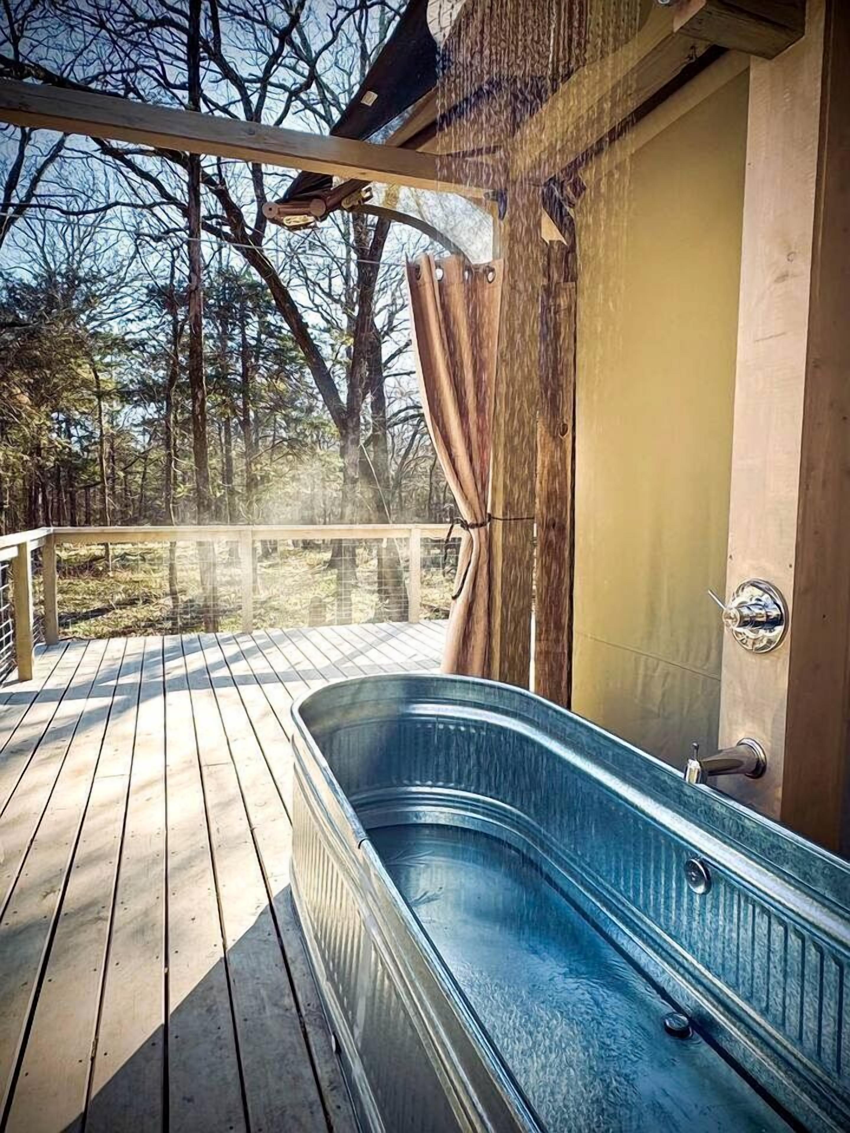 Outdoor spa tub
