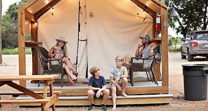 Exciting Glamping Adventure on the Cibolo Creek: Exquisite Family-Friendly Safari Tent in Marion, Texas