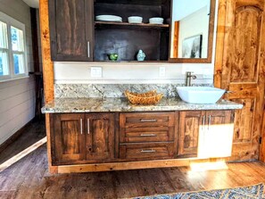 Bathroom - Tranquil Retreat in Santa Ysabel: Glamping Cabin with Nature's Beauty (Santa Ysabel)