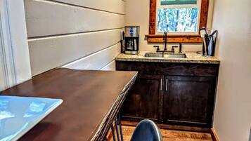 Coffee/tea maker, fridge, microwave, oven