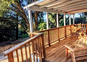 Outdoor dining - Tranquil Retreat in Santa Ysabel: Glamping Cabin with Nature's Beauty (Santa Ysabel)
