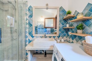 Asciugacapelli, bidet, asciugamani, sapone