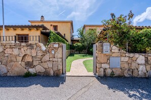 Property grounds - [Center - 1 km from the sea] Villa Relax with Garden (Sardegna, Provincia della Gallura Nord-Est Sardegna)