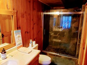 Bathroom - Celebrate Love: Pet-Friendly Romantic Log Cabin in Lisbon, NH (Lisboa)