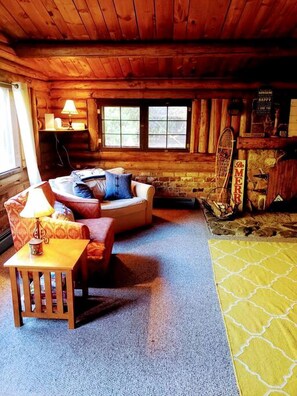 Living area - Celebrate Love: Pet-Friendly Romantic Log Cabin in Lisbon, NH (Lisboa)