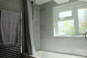 Sèche-cheveux, serviettes fournies, savon, papier toilette