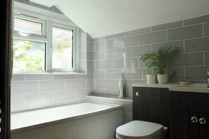 Hair dryer, towels, soap, toilet paper - Modern Central Apartment (Brighton and Hove)