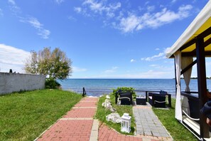 Un sentier menant à un point de vue sur la mer, agrémenté d’un belvédère, d’un espace de repos et d’une vue imprenable sur l’océan.