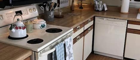 Coffee/tea maker, fridge, microwave, oven